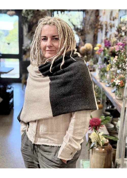 ERIBÉ | Bowden Colour Block Stole | Charcoal